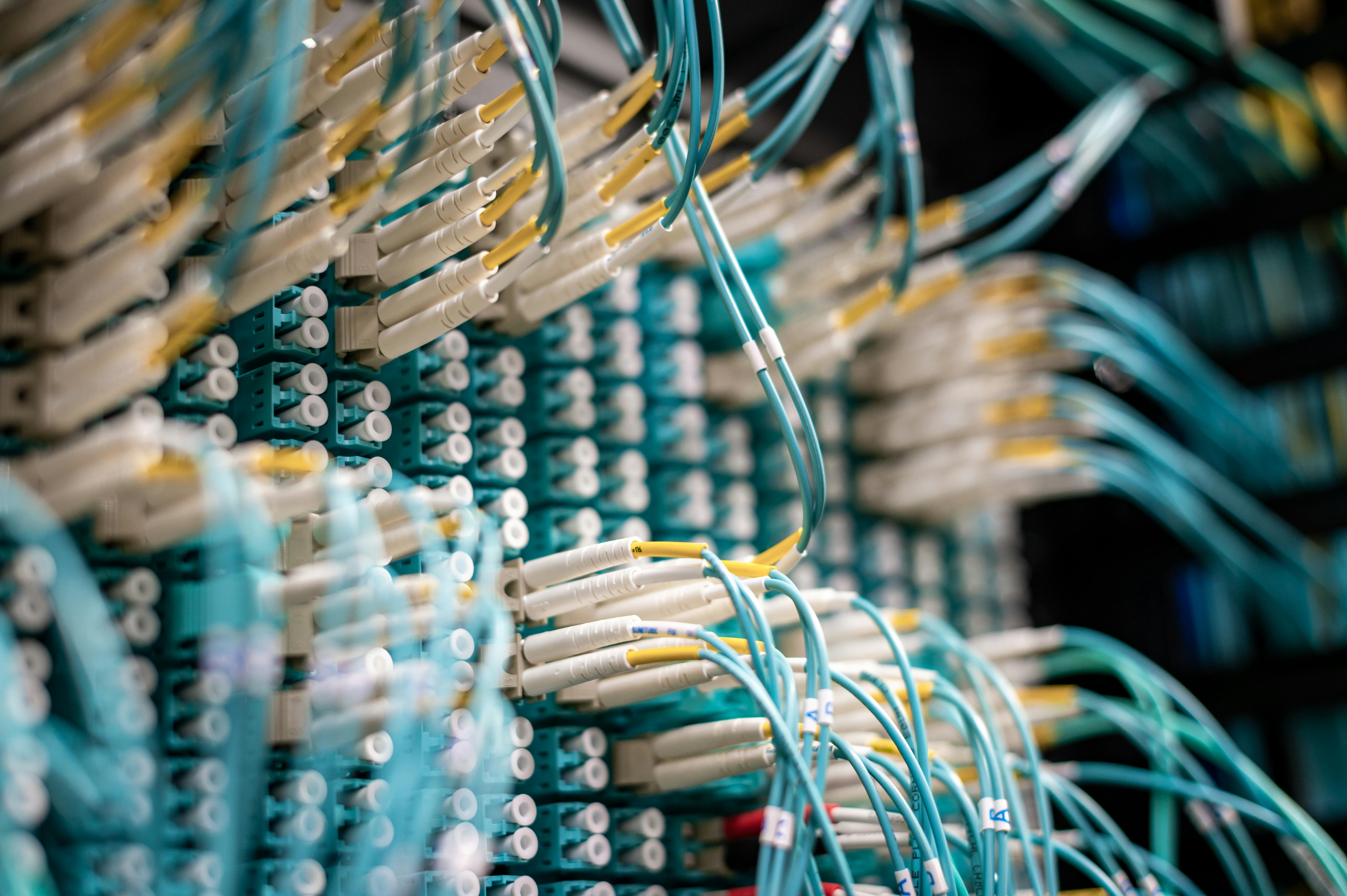 Técnico instalando fibra óptica